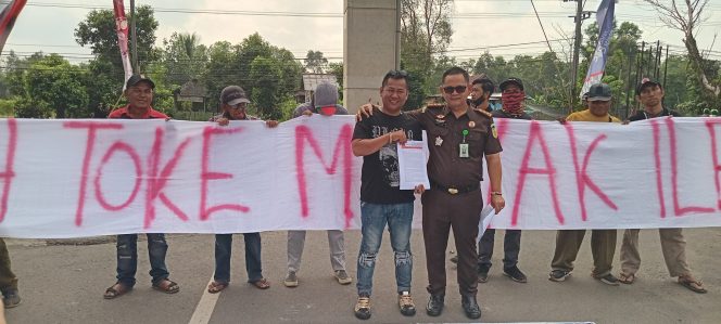 
 JAKOR Gelar Aksi di Kejati Sumsel Terkait Dugaan Maraknya Ilegal Refeneri di Desa Sungai Angit Muba
