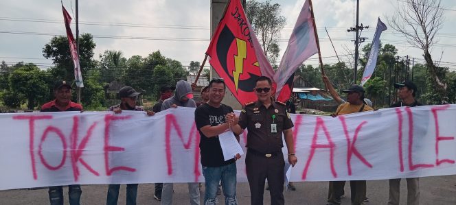 
 JAKOR Gelar Aksi di Kejati Sumsel Terkait Dugaan Kebakaran Akibat Ilegal Refenery di Pal 6 Desa Bangun Sari Babat Toman Muba