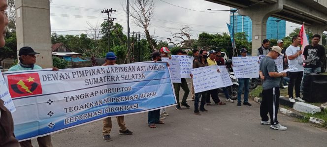 
 Gelar Aksi di Kejati Sumsel, JAKOR Sumsel Pertanyakan Perkembang Kasus Dugaan KKN di Bank Sumsel Babel Cabang Indralaya