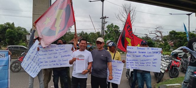 
 JAKOR Gelar Aksi di Kejati Sumsel Terkait Dugaan Pencemaran Lingkungan Yang Dilakukan Oleh PT. Putra Hulu Lematang, PT. Graha Nusa Minergi dan PT. Bhumi Sriwijaya Perdana Coal (BSPC)
