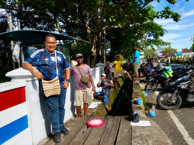 
 Charles Gomar Apresiasi Kreativitas Pemuda Serui Sambut Piala Dunia 2026 Lewat Mural Jalanan