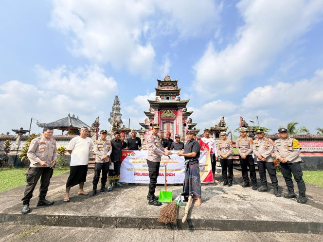 
 Polres Muara Enim Salurkan Bantuan Sosial dan Peduli Tempat Ibadah Jelang Hari Bhayangkara ke-80