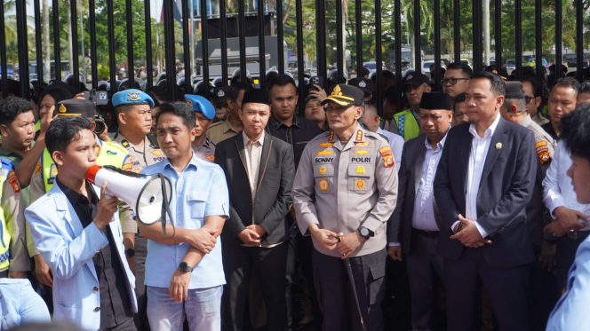 
 Polda Sumsel Kawal Aksi Damai Mahasiswa UIN Raden Fatah, Pastikan Stabilitas Keamanan Kota Palembang