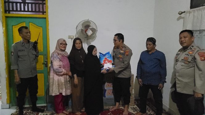 
 Sambangi Rumah Duka Korban Penganiayaan Maut, Kapolsek Seberang Ulu II Palembang : Sampaikan Bela Sungkawa dan Tali Asih Sekaligus Sambut HUT Polri Ke-80
