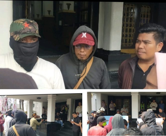 
 Massa KARSS Gelar Aksi Demo Meminta Copot Jabatan Kadis Damkar dan Wawako Palembang Mundur Dari Jabatannya