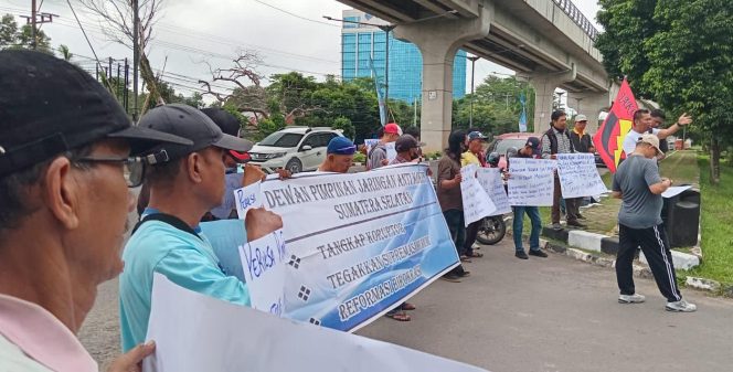 
 Massa JAKOR Gelar Aksi di Kejati Sumsel Terkait Dugaan KKN di Dinas PUPR Kab. OKI, Dinas Lingkungan Hidup Kab. Lahat dan Dinas PUPR Kab. Pali