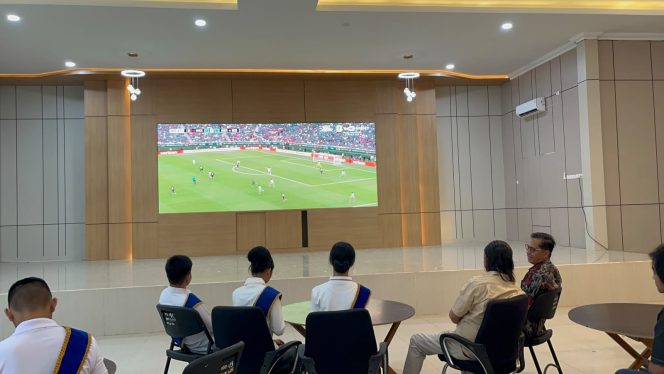 
 POLRES OGAN ILIR GELAR NONTON BARENG PIALA DUNIA 2026 BERSAMA MAHASISWA, DUTA LALU LINTAS DAN MASYARAKAT, PERKUAT SINERGI MENJAGA KAMTIBMAS