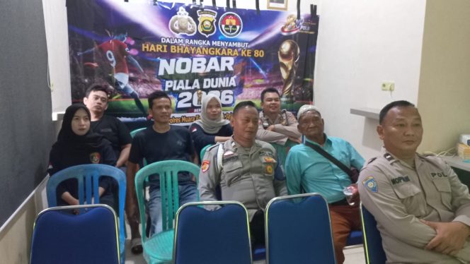 
 Polsek Rambang Polres Muara Enim Gelar Nonton Bareng Piala Dunia 2026, Pererat Kedekatan dengan Masyarakat