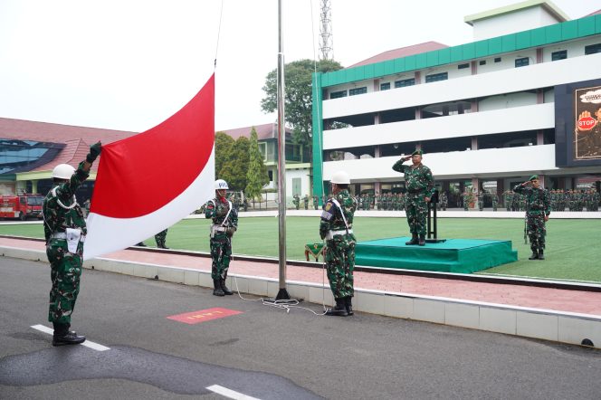 
 Jaga Tradisi Jaga Disiplin, Wadandenmadam II/Swj Pimpin Upacara Bendera di Lapangan Makodam