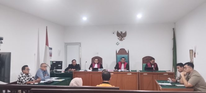 
 Pertanyaan Tidak Mendasar, Hakim Tegur Pengacara Sumeks