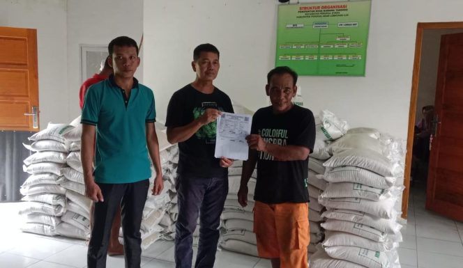 
 Kades Asnawi Hasan menyampaikan Program Bantuan pangan Pemerintah  Sangat Membantu masyarakat Desanya