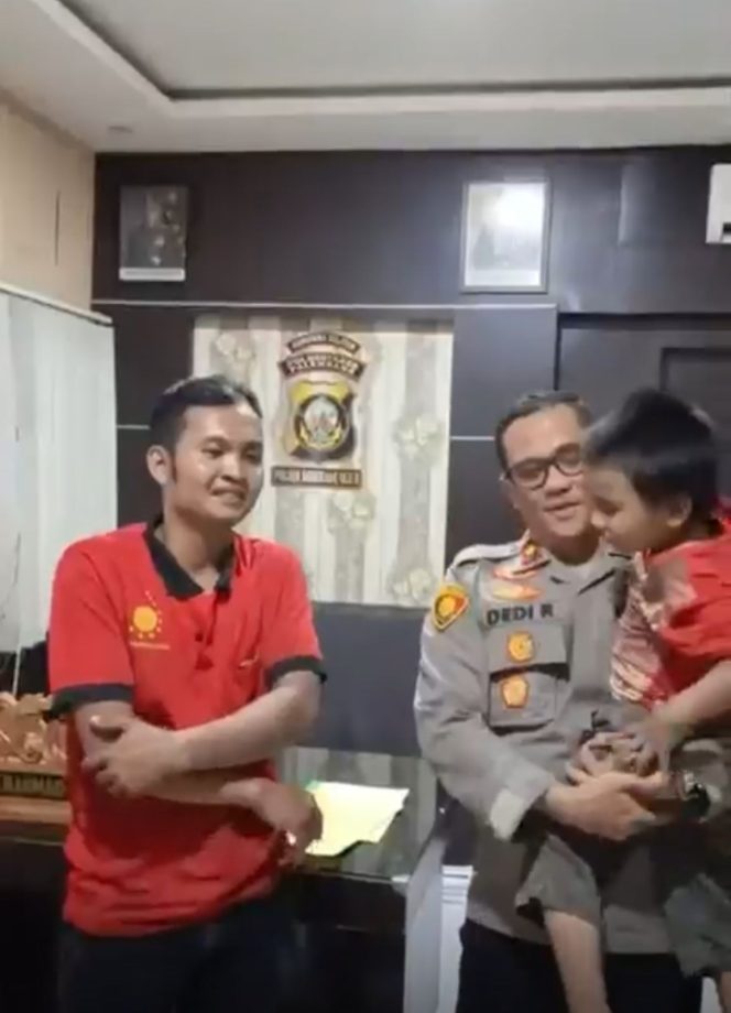 
 Wujud Pelayanan Humanis Polri, Polsek SU II Palembang Selamatkan Anak Telantar dan Kembalikan ke Orang Tuanya
