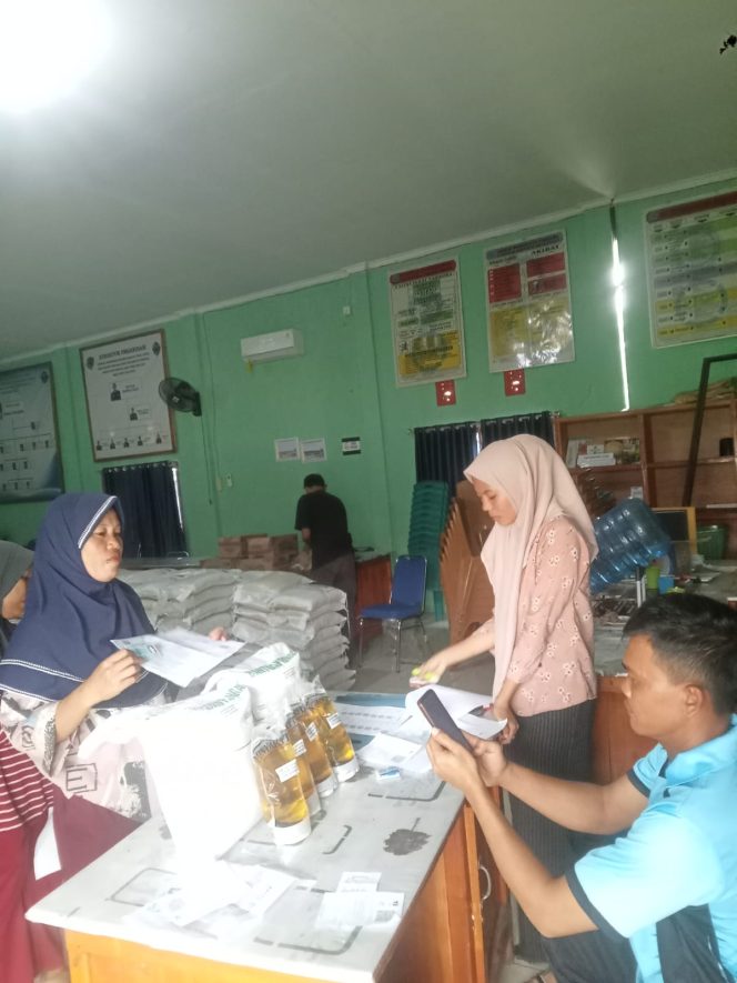 
 Pemdes Mangku Negara Timur PALI Salurkan Bantuan Pangan dari Bantuan Pangan Pemerintah BPP Melalui Perum Bulog.dan Minyak Goreng 