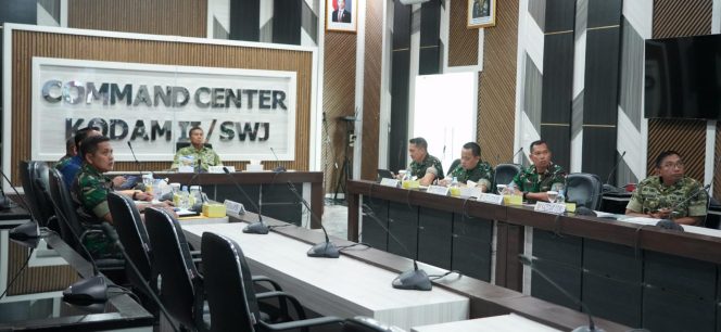 
 Kasdam II/Sriwijaya Ikuti Rapat Evaluasi Pembentukan Satuan Brigif, Brigif TP, Yonif, dan Yonif TP Jajaran TNI AD TA 2026 Secara Vicon