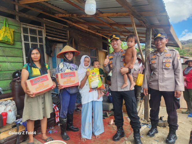 
 Sambut Hari Bhayangkara ke-80, Polsek Sukarami dan Bhayangkari Salurkan 50 Paket Sembako kepada Warga Kampung Pemulung