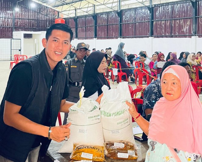 
 Kades Kota Baru Yusri Kolbi Bagikan Beras dan Minyak Goreng Untuk 470 KPM 