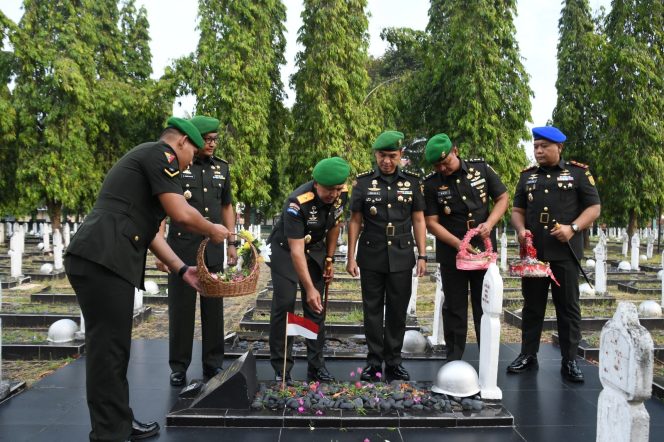
 Kenang Jasa Para Pahlawan, Ziarah Rombongan Warnai HUT ke-45 Korem 044/Gapo
