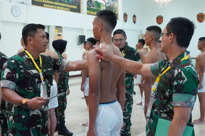 
 Mencari Calon Pemimpin Masa Depan: Pangdam II/Sriwijaya Pimpin Sidang Pantukhirda Taruna Akademi TNI 2026.