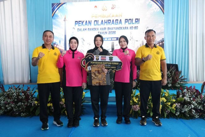 
 Kapolda Sumsel Serahkan Rumah Baru dan SHM kepada Personel Itwasda Sambut Hari Bhayangkara ke-80