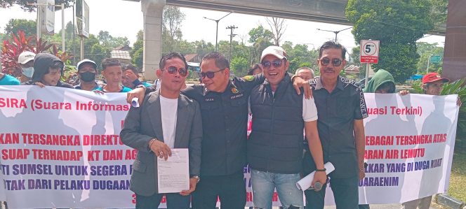 
 Massa SIRA dan PST Menggelar Aksi di Kejati Sumsel Terkait Kasus Dugaan Korupsi Jaringan Irigasi