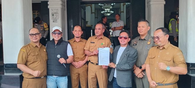 
 Massa SIRA dan PST Gelar Aksi Damai di Kantor Walikota Palembang, Terkait Persoalkan Tiang Provider hingga Sarana Kebakaran Hotel