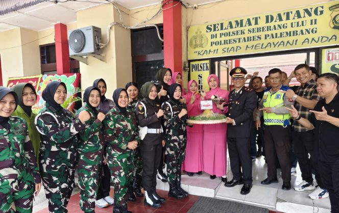 
 Surprise Penuh Makna, Polsek SU 2 Terima Surprise Kado Tumpeng HUT Bhayangkara Ke-80 dari Kowad Kodam II/SWJ, Perkuat Sinergi TNI – Polri