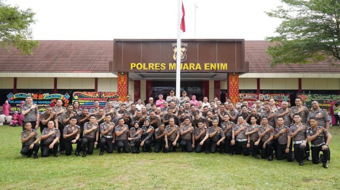 
 66 Personel Polres Muara Enim Naik Pangkat, Kapolres: Jadikan Amanah untuk Tingkatkan Kinerja dan Pengabdian
