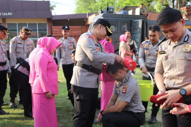 
 Penuh Sukacita, Personel Polres Muara Enim Rayakan Kenaikan Pangkat dengan Tradisi Guyur Air dan Semprotan AWC
