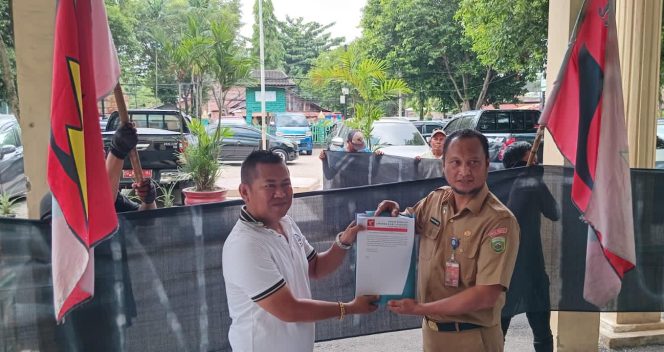 
 42 Perusahan Diduga Mencemari Lingkungan, Massa Jakor Sumsel Minta Dinas Lingkungan Hidup dan Pertanahan Prov. Sumsel Cabut Izin Usaha Tersebut dan Berikan Sanksi