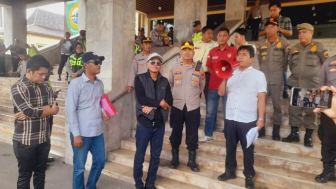 
 Gelar Aksi di DPRD Prov. Sumsel, POSE RI Minta DPRD Sumsel Tegakan Keadilan, Kasus Muratara: H. Lamudin Lawan Perusahaan Migas