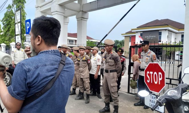 
 Massa Himpunan Demokrasi Minta Kejari Banyuasin Usut Tuntas Realisasi 9 Proyek Kegiatan di Bagian Umum Sekretariat Daerah Kab. Banyuasin Tahun 2025 Yang Diduga Terjadinya Mark-Up