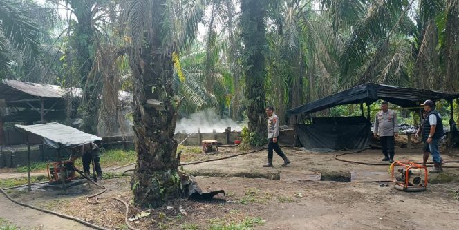 
 Polsek Keluang Berhasil Gerebek Kilang Minyak Ilegal Berkapasitas 80 Drum, Tiga Pelaku Diamankan