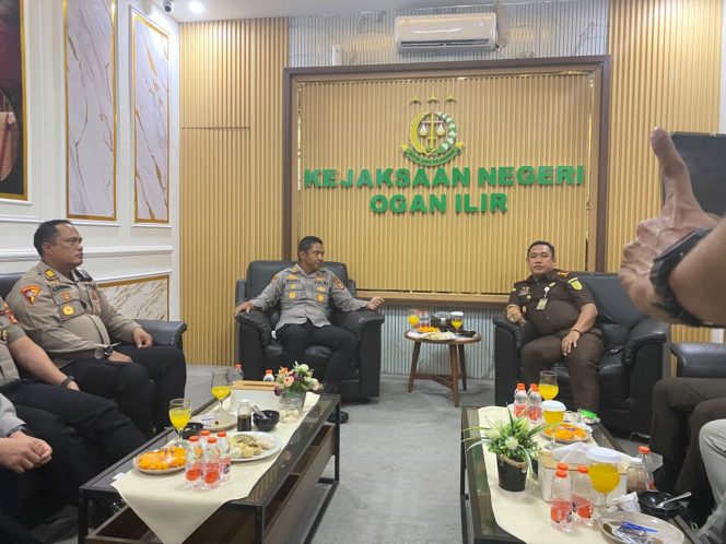 
 Kapolres Ogan Ilir Pererat Jalinan Silaturahmi dengan Kajari Ogan Ilir, Perkuat Sinergitas Penegakan Hukum