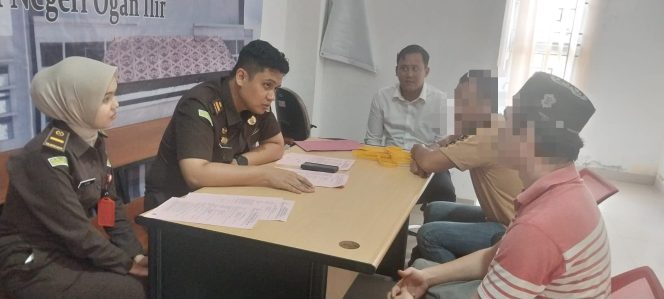 
 SAT RESNARKOBA POLRES OGAN ILIR SERAHKAN EMPAT TERSANGKA PERKARA NARKOTIKA TAHAP II KE KEJAKSAAN NEGERI OGAN ILIR