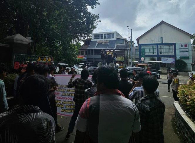 
 AKSUJAR Gelar Demo di Kejagung RI, Desak Kejagung RI Usut Tuntas Dugaan KKN Program Cetak Sawah Rp371 Miliar di OKU Timur