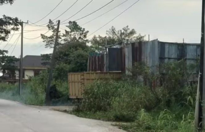 
 Aktivitas Diduga Gudang Penampungan dan Pengolahan BBM Ilegal di Depan Citraland Palembang, Masyarakat Pertanyakan Penegakan Hukum