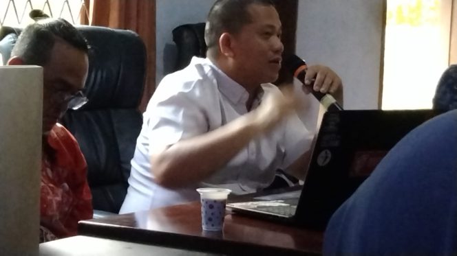 
 LASKAR SUMSEL LAPORKAN DUGAAN PENGGUNAAN IJAZAH YANG DIPERSOALKAN OLEH KEPALA DESA DI OKU KE POLDA SUMSEL