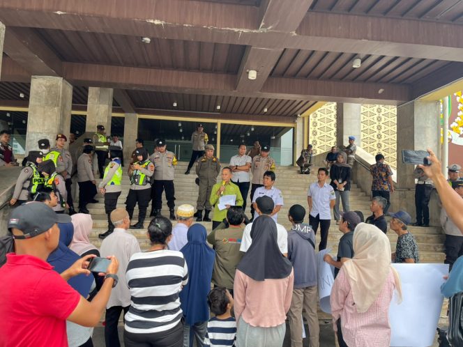 
 YBH-SSB dan Warga Bukit Kecil Demo di DPRD Sumsel, Tuntut PT Adhi Karya Bertanggung Jawab Atas Dampak Proyek Bank Mandiri