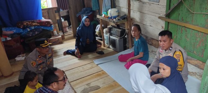
 Wujud Kepedulian, Kapolsek SU II Bersama PT KAI Divre III Palembang Tinjau Rumah Tidak Layak Huni Milik Warga 14 Ulu