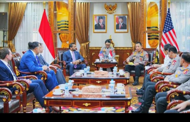 
 Kapolri Terima Audiensi Direktur FBI, Perkuat Kerja Sama Penanggulangan Kejahatan Transnasional