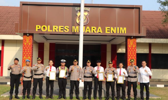 
 Ukir Prestasi Gemilang! Kapolres Muara Enim Anugerahkan Penghargaan kepada Jawara Karate Kapolda Cup 2026