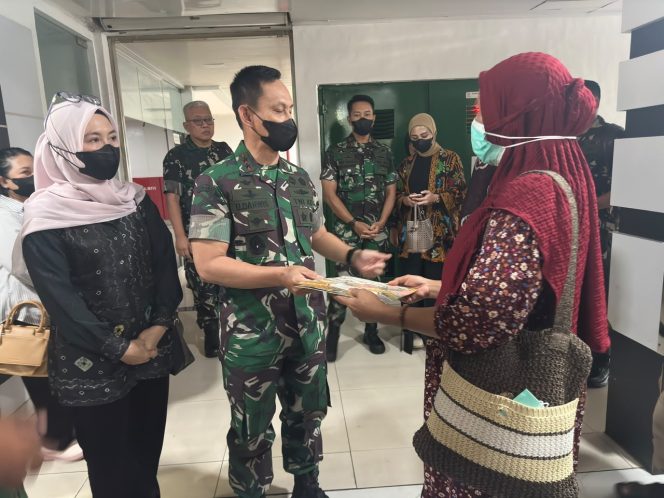 
 Wujud Kepedulian Kasih, Pangdam II/Sriwijaya Jenguk Anggota dan Keluarga yang Dirawat di RSPAD Gatot Soebroto
