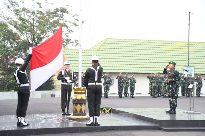 
 Usai Pimpin Upacara Bendera, Danrem 044/Gapo Berikan Penekanan Melalui Jam Komandan