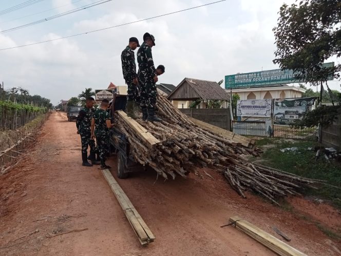 
 Satgas TMMD Lanjutkan Pemasangan Cerucuk Gelam pada Pembangunan Jalan 750 Meter,TMMD KE-129 KODIM 0418/PALEMBANG Hari Ke-13