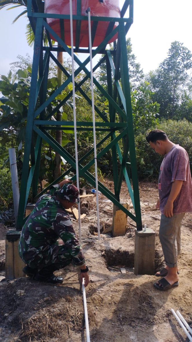
 Hari Ke-14, Satgas TMMD Ke-129 Kodim 0418/Palembang Lanjutkan Pemasangan Pipa Sumur Bor 