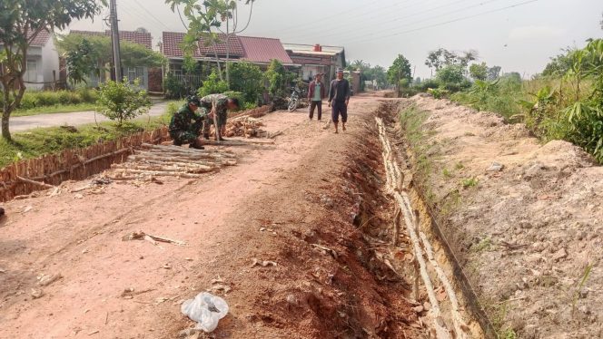 
 Hari Ke-14 TMMD Ke-129, Satgas Kodim 0418/Palembang Perkuat Badan Jalan dengan Pemasangan Cerucuk Gelam