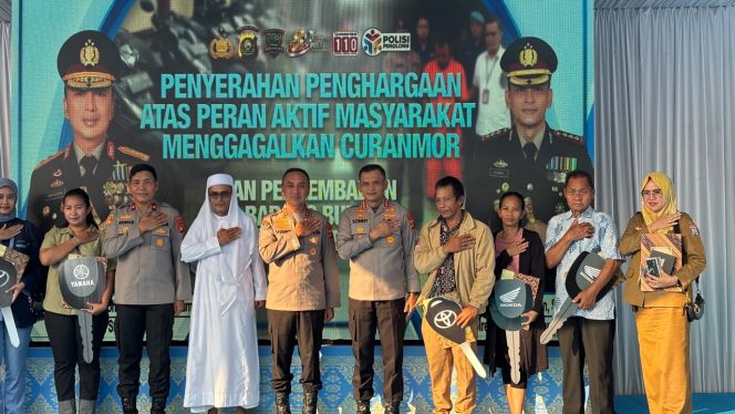 
 Negara Hadir Kembalikan Hak Korban, Kapolda Sumsel Serahkan Barang Bukti Hasil Kejahatan kepada Pemilik