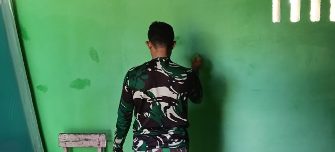
 Finishing Pengecatan RTLH Ibu Suwarni, Satgas TMMD Ke-129 Kodim 0418/Palembang Optimalkan Hasil Pengerjaan