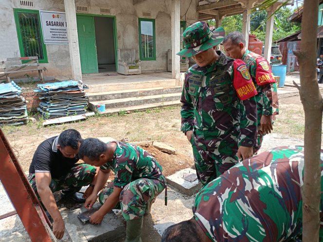 
 Wadan Satgas TMMD ke-129 Kodim 0418/Palembang Tinjau Pemasangan Dudukan Tandon Air Sumur Bor Mushola Hidayatullah