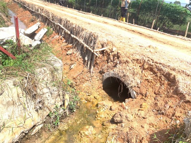 
 SATGAS TMMD KE-129 KODIM 0418/PALEMBANG BANGUN GORONG-GORONG DI SETIAP SISI JALAN, DUKUNG KUALITAS INFRASTRUKTUR TALANG JAMBE